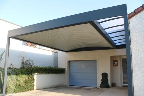 Carport adossé à Besançon, abri voiture aluminium sur-mesure