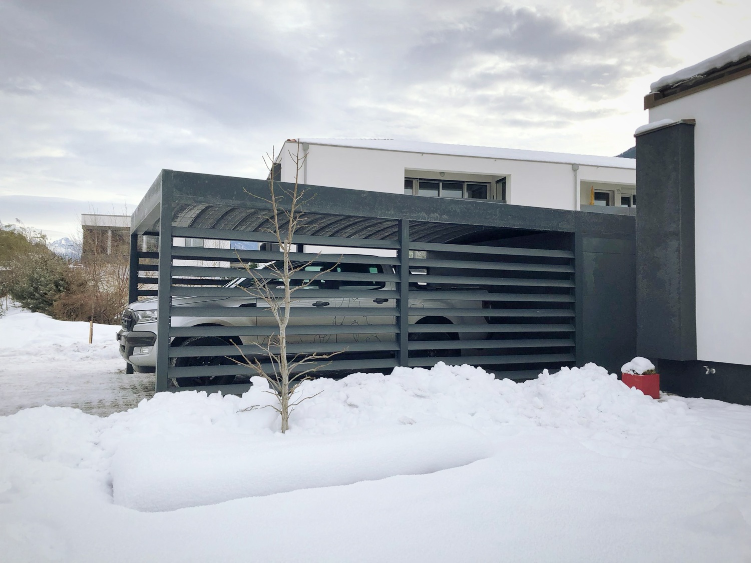 abri voiture aluminium avec local intégré à Sion Valais Suisse