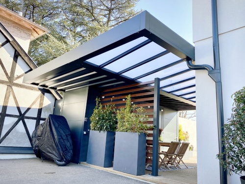 Pergola avec abri scooter aluminium sur-mesure à Charbonnières