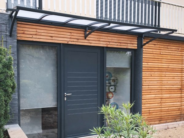 structure sur mesure pour abriter l acces a la maison a saint bernard