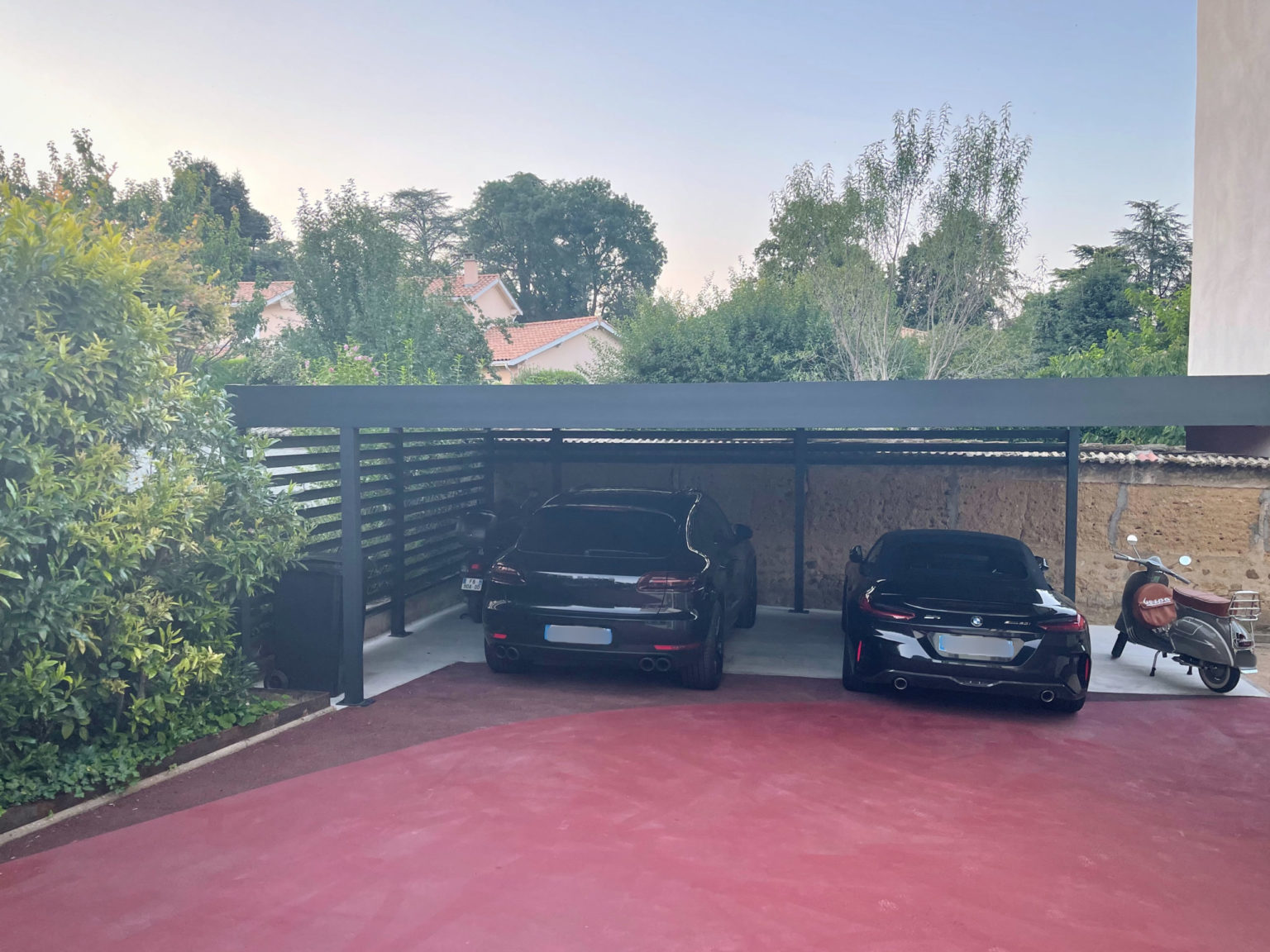 Carport double aluminium à Saint-Didier-au-Mont-d’Or, une protection solide et élégante carport double adosse sur mesure saint didier au mont dor 1 scaled 1