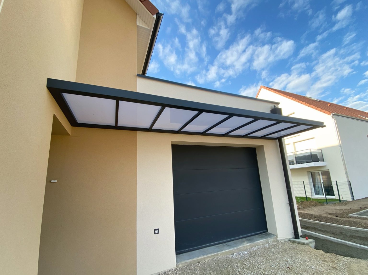 Marquise bandeau sur-mesure à Magny-Sur-Tille, abri aluminium pour vos entrées marquise aluminium sur mesure a magny sur tille