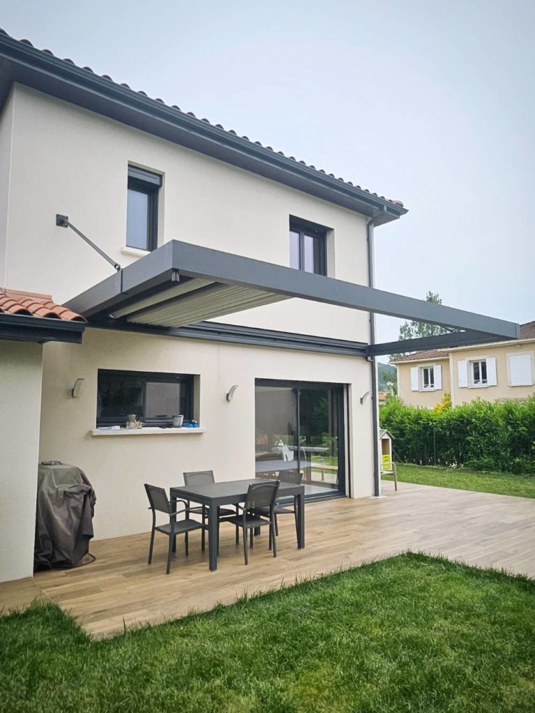 pergola alu suspendue par tirants avec toile retractable fleurieu 1