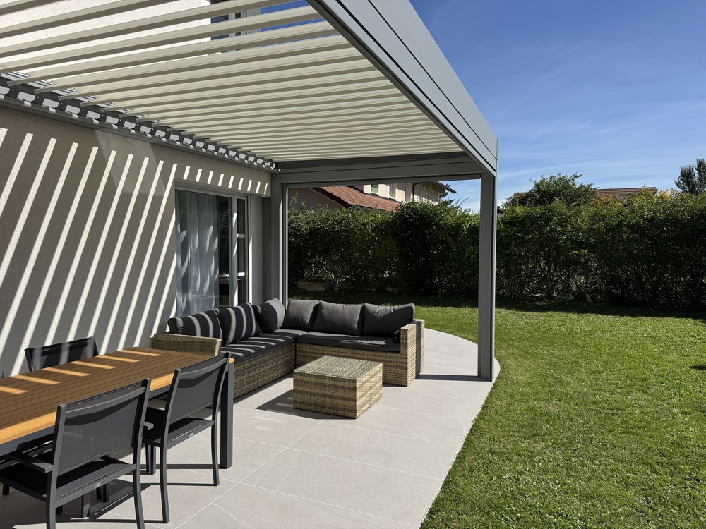 Pergola alu bioclimatique - adossée - Prévessin-Moëns (01) pergola alu bioclimatique - adossée - prévessin-moëns (01)