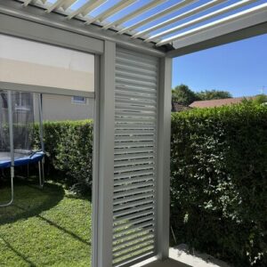 Pergola alu bioclimatique - adossée - Prévessin-Moëns (01) pergola bioclimatique a prevessin moens claustra 02 rotated 1