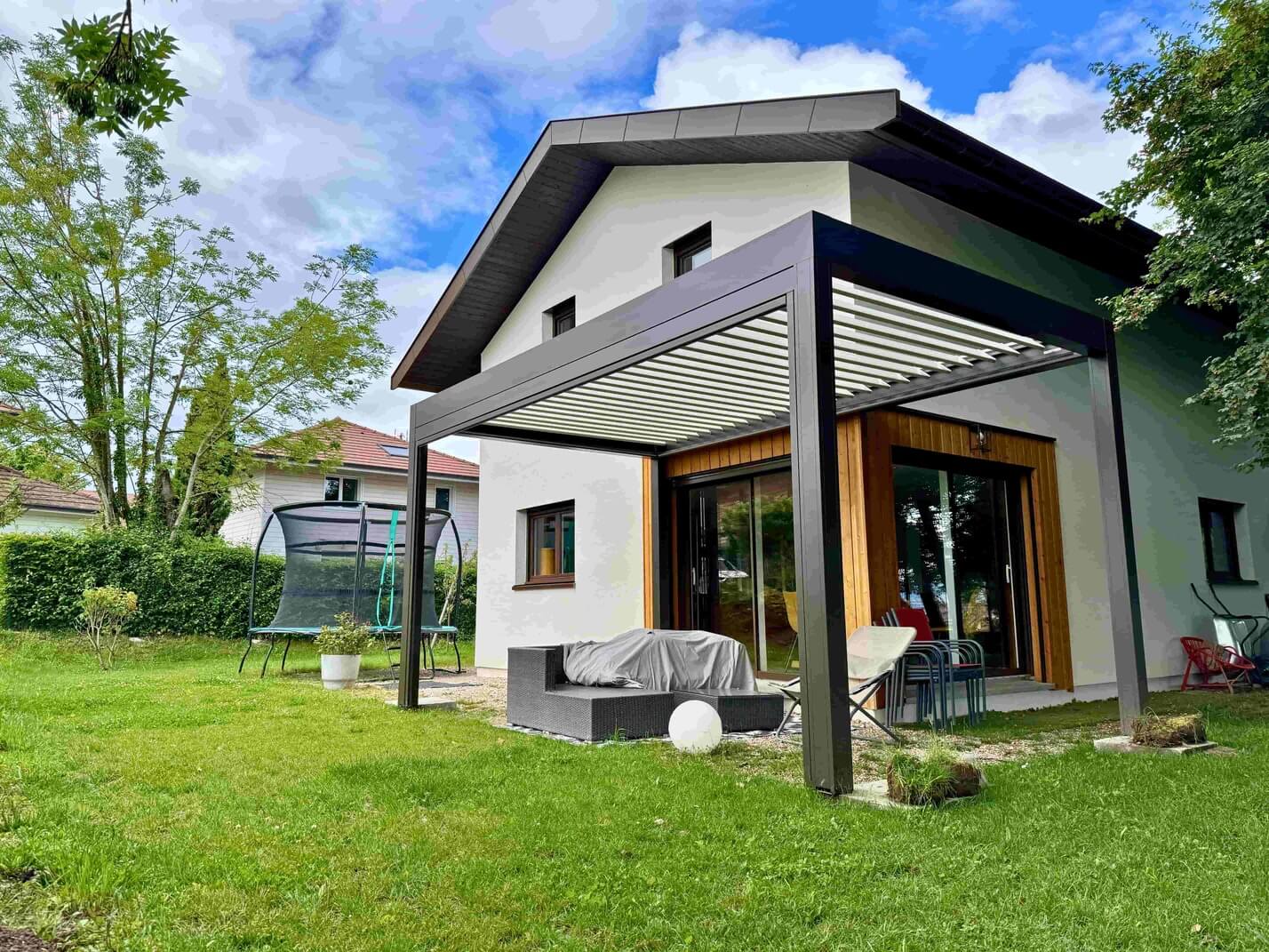 Pergola alu bioclimatique - adossée - Yvoire (74) pergola alu bioclimatique - adossée - yvoire (74)