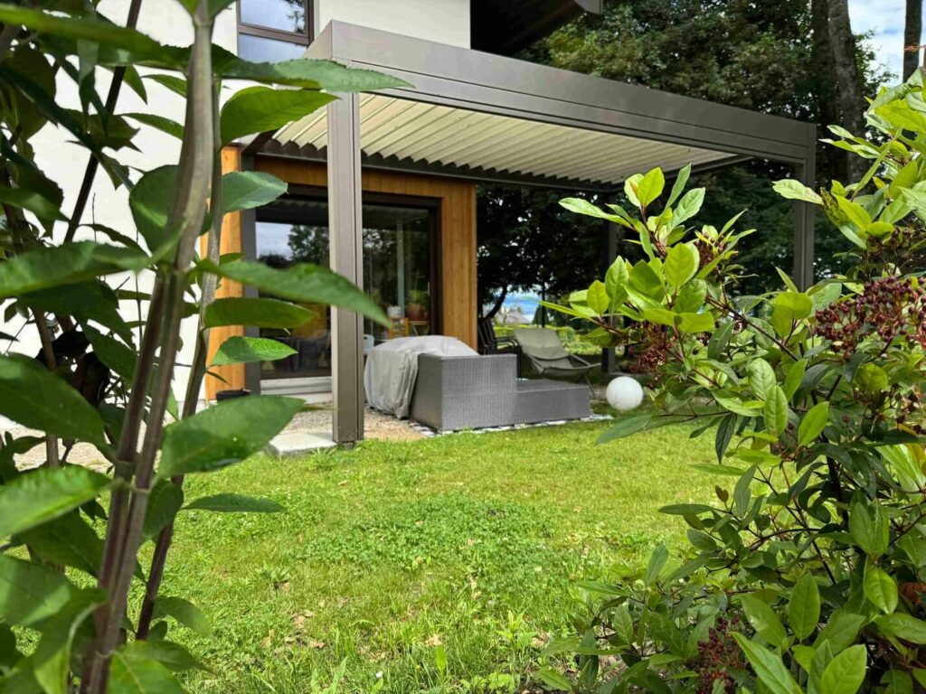Pergola alu bioclimatique - adossée - Yvoire (74) pergola alu bioclimatique - adossée - yvoire (74) – image 3
