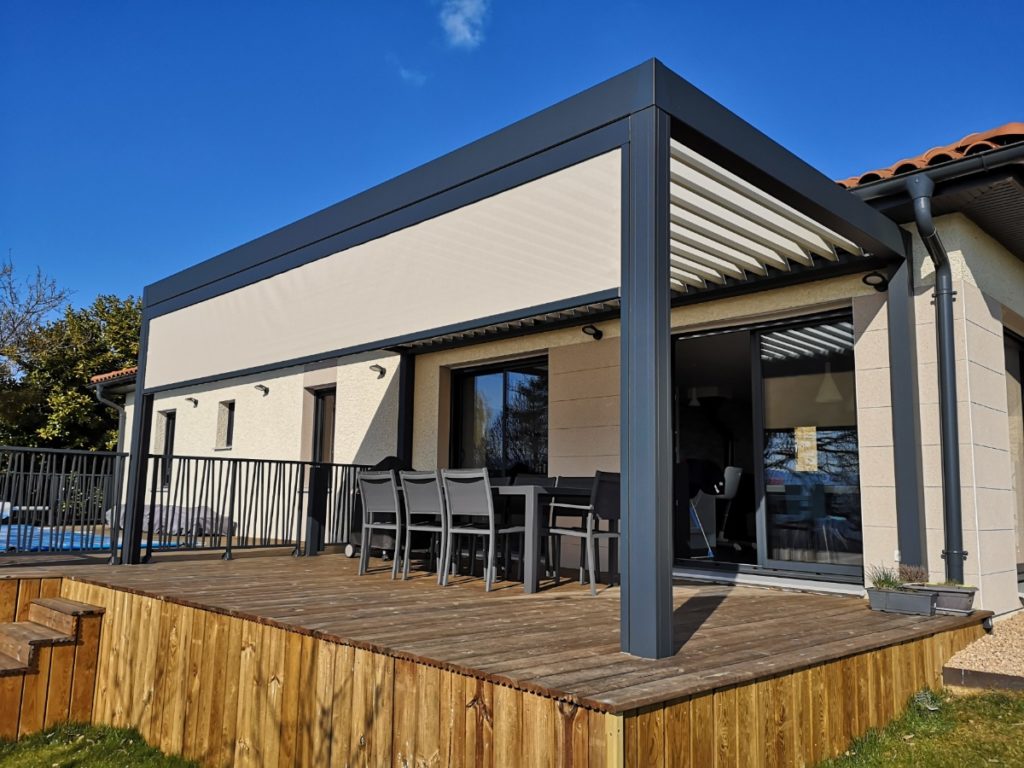 Pergola alu bioclimatique - adossée - Bois d’Oingt (69) pergola alu bioclimatique - adossée - bois d’oingt (69) – image 3