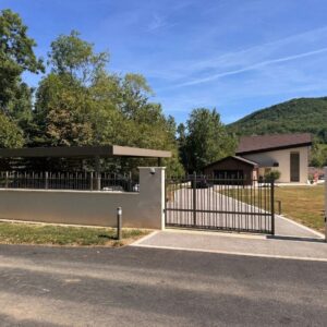 Portail coulissant et clôture aluminium à Montaigu (39) - 01
